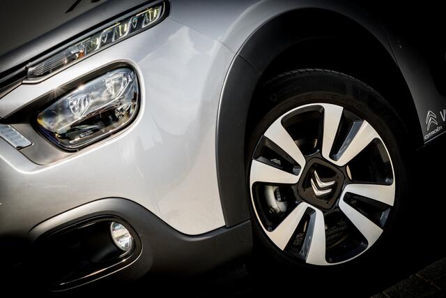 Citroen C3 1.2 PureTech Max RIJKLAAR INCL FABR GARANTIE 29-03-2026 | Two Tone-kleur zwart dak | Clima | 16'' LMV | Camera | Navi | PDC V/A |