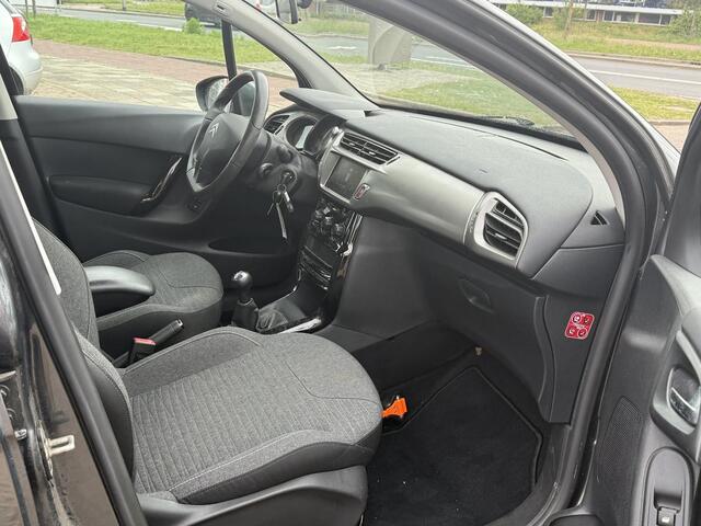 Citroen C3 1.2 PureTech Selection Airco/Navi/Parkeersensoren/All Weather banden/GEEN AFLEVERKOSTEN