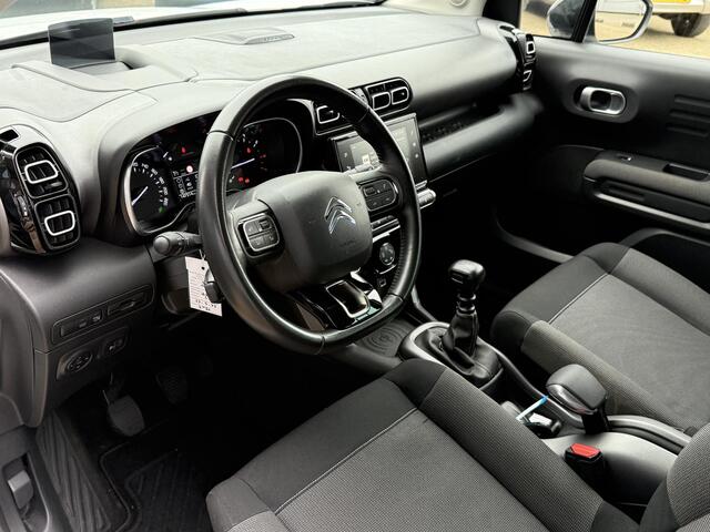 Citroen C3 Aircross 1.2 PureTech S&S Shine 110PK | BOMVOL | Dealeronderhouden | Trekhaak | Achteruitrijcamera | Grip Control | Head-up Display | Parkeersensoren Voor & Achter | Keyless Entry | Stoelverwarming | Navigatie |