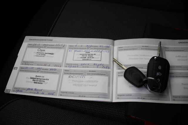 Citroen C3 1.2 PureTech Shine Automaat - Carplay, Navi, Cruise, Camera