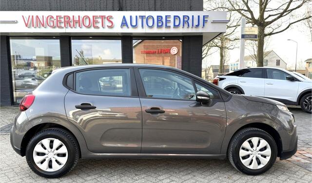 Citroen C3 Benzine 5-Deurs * Hele Mooie * * Climate & Cruise Control * Navigatie & Spotify via Apple Carplay / Android Auto * Vingerhoets; Vierde Generatie Eersteklas Service. Al meer dan 100 jaar een begrip in de Brabantse Kempen.