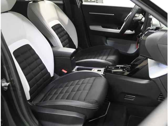 Citroen C3 Ë-C3 Aircross Max 44 kWh 113PK | 1ste eigenaar | AppleCarPlay/AndroidAuto | Navigatie | Cruise Control | Climate Control | Armsteun | Parkeersensoren | DAB Radio | LED | Two-tone | Isofix | Privacy Glass | Parkeersenoren |