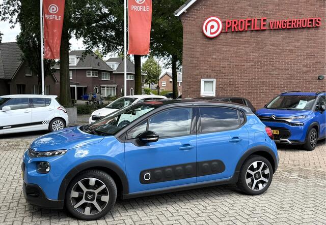Citroen C3 1.2 Benzine 82 Pk Shine * Superluxe * Navigatie * Dab Radio * Climate & Cruise Control * Achteruitrij Parkeer Camera & Sensoren * Blauw met Zwart Dak * Vingerhoets; Vierde Generatie Eersteklas Service. Al meer dan 100 jaar een begrip in de Brabantse Kempe