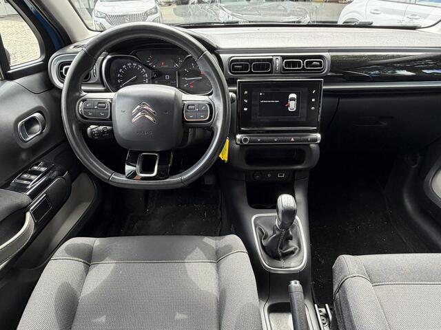 Citroen C3 1.2 Benzine 82 Pk Shine * Superluxe * Navigatie * Dab Radio * Climate & Cruise Control * Achteruitrij Parkeer Camera & Sensoren * Blauw met Zwart Dak * Vingerhoets; Vierde Generatie Eersteklas Service. Al meer dan 100 jaar een begrip in de Brabantse Kempe