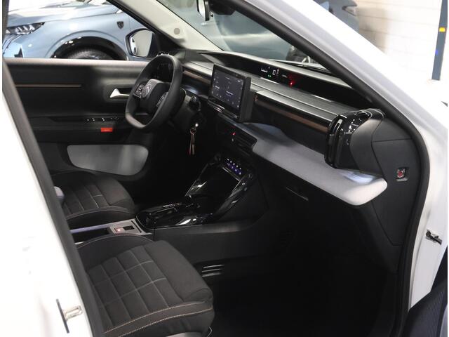 Citroen C3 Aircross 1.2 Hybrid 145PK Plus | 1ste eigenaar | AppleCarplay/AndroidAuto | Armsteun | LED | Camera | Climate Control | Cruise Control | Isofix | Privacy Glass | Parkeersensoren | DAB Radio |