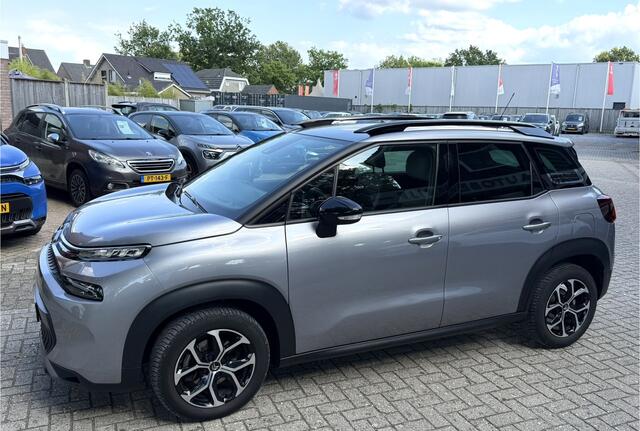 Citroen C3 Aircross 1.2 Benizne 110 Pk Hoge Luxe Shine * Navigatie * Cruise Control * L.M. Velgen * Achteruitrij Parkeer Camera & Sensoren * Stoelverwarming * Speci\le Bekleding * Vingerhoets; Vierde Generatie Eersteklas Service. Al meer dan 100 jaar een begrip in d