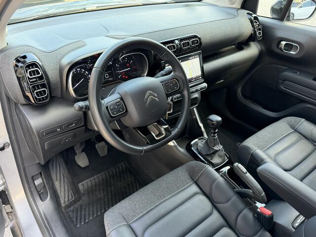 Citroen C3 Aircross 1.2 Benizne 110 Pk Hoge Luxe Shine * Navigatie * Cruise Control * L.M. Velgen * Achteruitrij Parkeer Camera & Sensoren * Stoelverwarming * Speci\le Bekleding * Vingerhoets; Vierde Generatie Eersteklas Service. Al meer dan 100 jaar een begrip in d