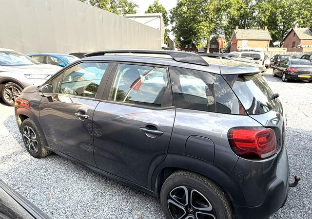 Citroen C3 Aircross 110 Pk Benzine * Populair Model * Hoge Zit Positie * Airco * Cruise Control * Metallic Lak * Vingerhoets; Vierde Generatie Eersteklas Service. Al meer dan 100 jaar een begrip in de Brabantse Kempen