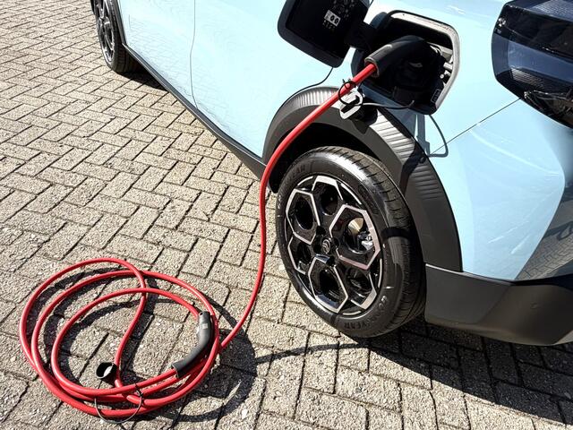 Citroen C3 Ë-C3 Max 113 pk 44 kWh 100% Elektrisch * Special One * * Navigatie * Parkeer Camera * Wall Box Laadkabel * Climate & Cruise Control * Draadloze telefoonlader en Apple Carplay / Android Auto * Vingerhoets; Vierde Generatie Eersteklas Service. Al meer dan 100 jaar een begrip in de Brabantse Kempen