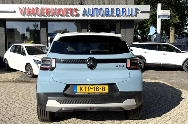 Citroen C3 Ë-C3 Max 113 pk 44 kWh 100% Elektrisch * Special One * * Navigatie * Parkeer Camera * Wall Box Laadkabel * Climate & Cruise Control * Draadloze telefoonlader en Apple Carplay / Android Auto * Vingerhoets; Vierde Generatie Eersteklas Service. Al meer dan 100 jaar een begrip in de Brabantse Kempen