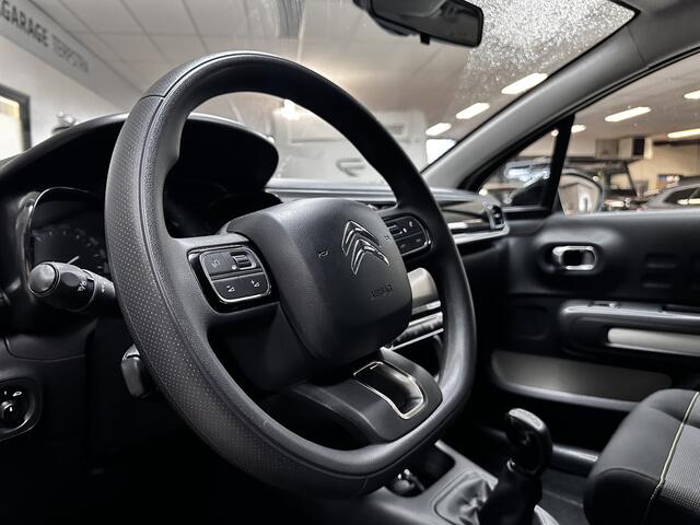 Citroen C3 1.2 PureTech Feel Edition/ D-Riem Verv 81.000KM!/ Trekhaak/ Apple + Android/ Lane-Assist./ DAB+/ Navi/ Clima/ Cruise/ Elek. pakket/ Isofix/ Bluetooth/ Multi. Stuur/ PDC/ Extra getint glas/ LED Dagrijverl.