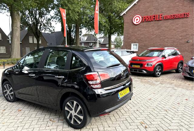 Citroen C3 1.2 Benzine Luxe Sportieve Selection * Navigatie * Climate & Cruise Control * Bleutooth * Vierseizoenenbanden * Armsteun * Led Dagrij Verlichting * Vingerhoets; Vierde Generatie Eersteklas Service. Al meer dan 100 jaar een begrip in de Brabantse Kempen