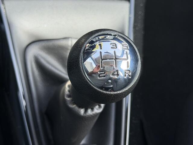 Citroen C3 1.2 Benzine Luxe Sportieve Selection * Navigatie * Climate & Cruise Control * Bleutooth * Vierseizoenenbanden * Armsteun * Led Dagrij Verlichting * Vingerhoets; Vierde Generatie Eersteklas Service. Al meer dan 100 jaar een begrip in de Brabantse Kempen
