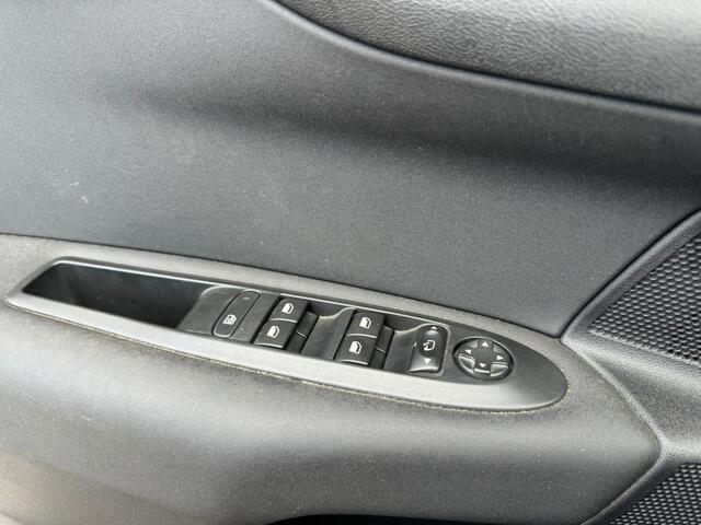 Citroen C4 1.2 PureTech Feel Edition | 3e eigenaar | Distributie reeds vervangen | Panoramadak | Navigatie | Trekhaak | Airco | Elektrische ramen | APK tot 03-03-2026 |