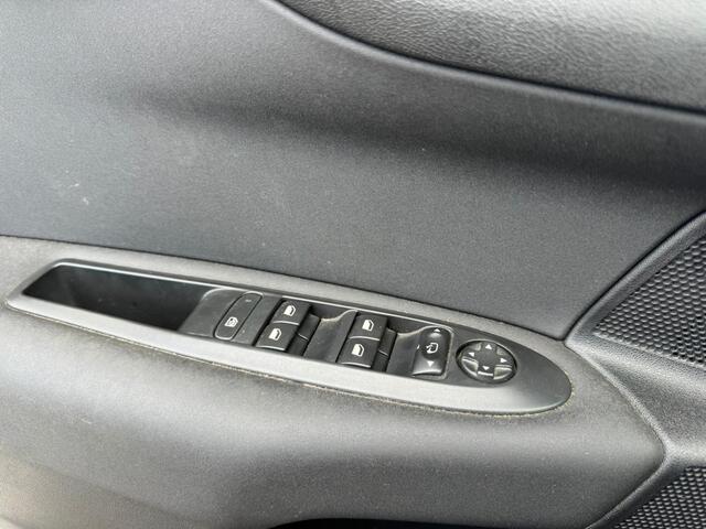 Citroen C4 1.2 PureTech Feel Edition | 3e eigenaar | Distributie reeds vervangen | Panoramadak | Navigatie | Trekhaak | Airco | Elektrische ramen | APK tot 03-03-2026 |