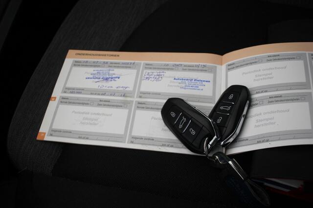 Citroen C4 1.2 PureTech Feel 7 Persoons- Carplay, trekhaak, Navi