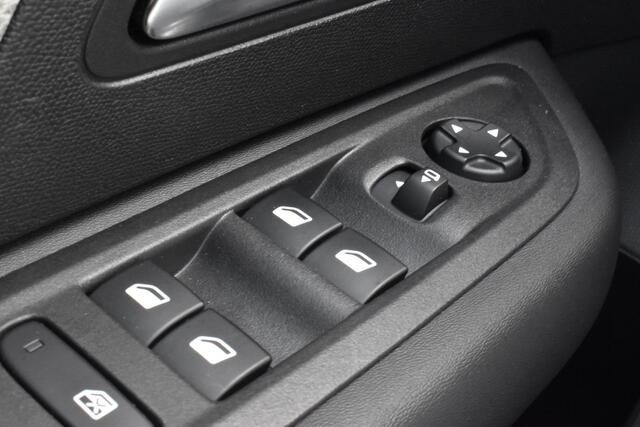 Citroen C4 Puretech 130 Feel Pack | Navigatie | Carplay & Android Auto | Airconditioning ECC | Head Up Display | Dodehoek Detectie | Isofix Bevestigingspunten | Zeer Compleet!!!