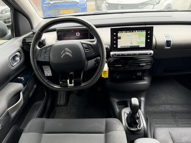 Citroen C4 CACTUS Benzine 82 Pk * Navigatie * Achteruitrij Parkeer Camera en Sensoren * Climate & Cruise ontrol * Vingerhoets; Vierde Generatie Eersteklas Service. Al meer dan 100 jaar een begrip in de Brabantse Kempen