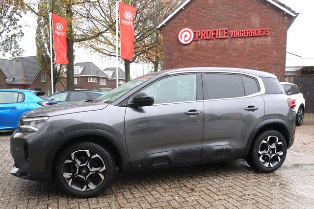 Citroen C5 Aircross 130 Pk. *** Automaat *** Feel Edition 100% Benzine * Nieuw Type * Keyless Entry & Start Button * 3 Stoelen 2e zitrij * Speciale Bekleding * L.M. Velgen * Climate & Cruise Control * Navigatie en Spotify via Apple Car Play of Android Auto * Vingerh