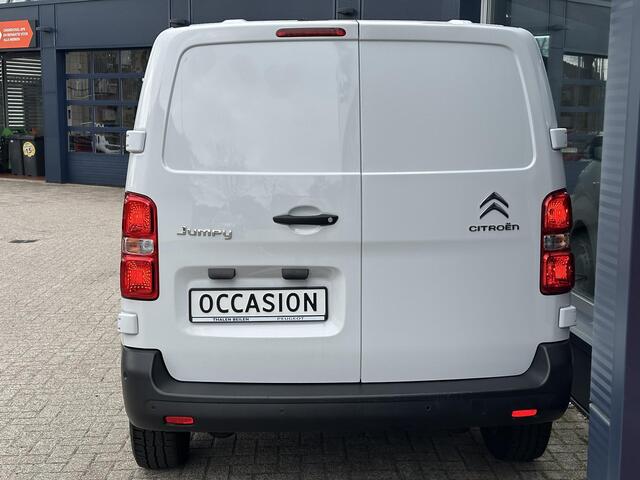 Citroen JUMPY 2.0 BlueHDI 145 PK L2 Club | Automaat | Zakelijk BPM Vrij | 3-Zits | Slechts 14.670 KM | Navigatie | Airco | Volledige Betimmering Laadruimte | Adaptieve Cruise Control | Dode Hoek Detectie | Apple Carplay & Android Auto | DAB+ Radio | Mistlampen | Parkee
