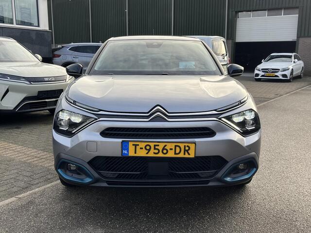 Citroen ë-C4 Shine 50 kWh SOH 98% 3-FASE LADER | VAN: ¤19.900 VOOR: ¤17.877- UW EINDEJAARSVOORDEEL: ¤2.023| stuur + stoel verwarming | trekhaak | head-up display | Camera | keyles start & go | dodehoek | Rijklaar geleverd met 12 maanden BOVAG-garantie