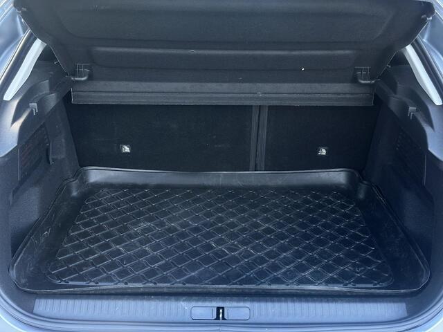 Citroen ë-C4 Feel Edition 50 kWh | Stoelverwarming | Navigatie | Climate Control | Head-Up Display | Full LED | Comfort Stoelen | Parkeercamera/-sensoren | Apple Carplay/Android Auto | DAB | Lichtmetalen velgen |