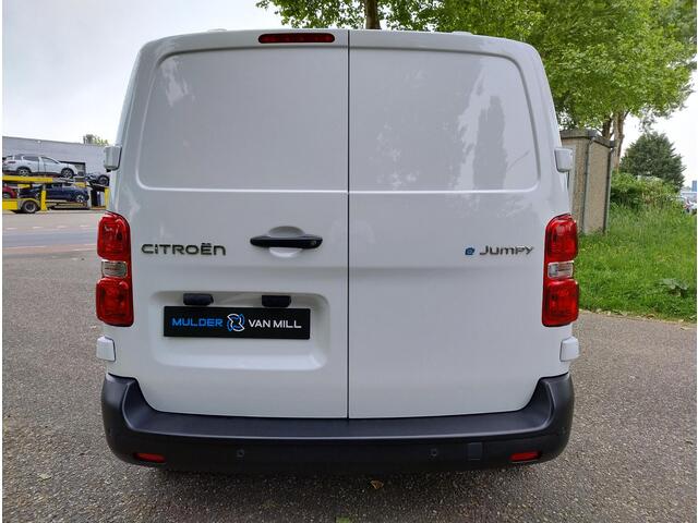 Citroen ë-Jumpy L2 75 kWh 136pk AUTOMAAT | 354 KM WLTP | Airco | Cruise control | Bluetooth radio | Audiobediening stuurwiel | Multimedia | NAVI | Android Auto | Achteruitrijcamera | Parkeersensoren voor en achter | Dode hoek detectie | Bestuurdersstoel comfort | Bank v