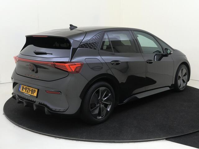 Cupra Born Business 62 kWh | Achteruitrijcamera | Adaptieve cruise control | Voorklimatisering | Stuurwielverwarming | CarPlay | Navigatie |