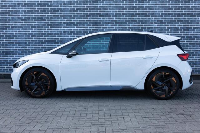 Cupra Born Copper Edition One 62 kWh | Panoramadak | 360 Graden Camera | Parkeersensoren | Head-up Display | Sportstoelen | Keyless Entry | Alcantara Bekleding | Elektrisch Verstelbare Voorstoelen | Navigatie | Apple Carplay | Android Auto