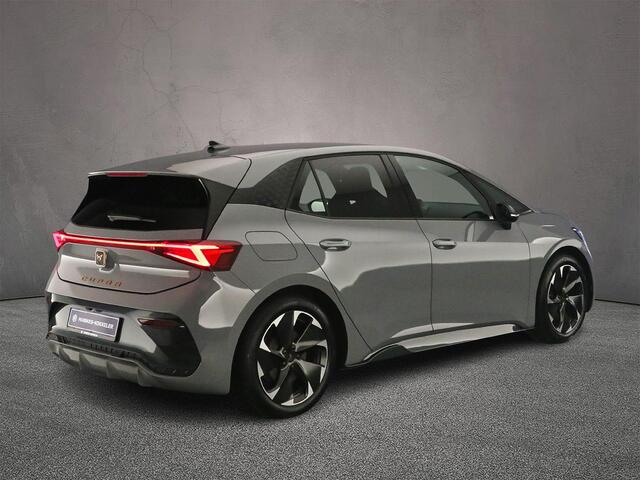 Cupra Born Edition 204pk Automaat Adaptive cruise control, Navigatie, Stoelverwarming, Achteruitrijcamera, Parkeersensoren, LED koplampen, App connect, DAB, Radio