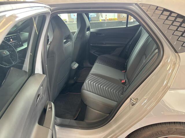 Cupra Born Impulse 62 kWh 204pk / Navigatie / Camera / Stoel&Stuur verw.