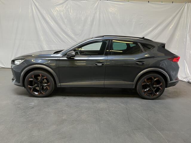 Cupra Formentor 1.4 e-Hybrid Black Edition / AUTOMAAT/ 245 PK/ PANO/ ELEKTR. TREKHAAK/ LEDER/ 19" LMV/ ELEKTR STOEL/ NAVI/ FULL LINK/ PARK. SENSOREN + CAMERA/ RIJ-MODI/ STOEL VERWARM.