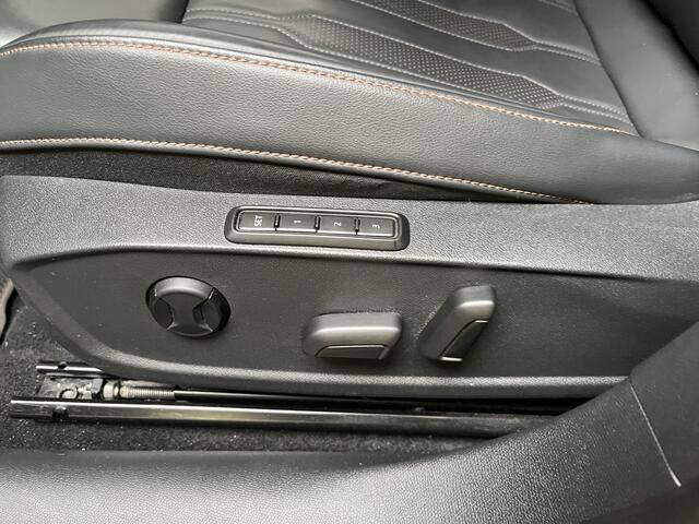 Cupra Formentor 1.4 e-Hybrid Black Edition / AUTOMAAT/ 245 PK/ PANO/ ELEKTR. TREKHAAK/ LEDER/ 19" LMV/ ELEKTR STOEL/ NAVI/ FULL LINK/ PARK. SENSOREN + CAMERA/ RIJ-MODI/ STOEL VERWARM.