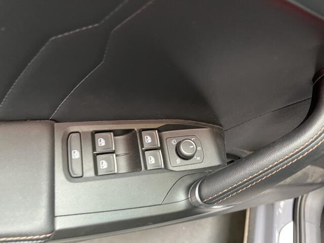 Cupra Formentor 1.4 e-Hybrid VZ Performance / AUTOMAAT/ 245 PK/ 19" LMV/ FULL LINK/ ADAPT. CRUISE/ DIGITAL DASH/ PARK. SENSOREN + CAMERA/ RIJ-MODI/ STOEL-STUUR VERWARM./ NAVI/ MATRIX/ DAB/ CLIMA