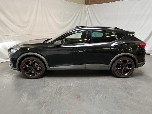 Cupra Formentor 1.4 e-Hybrid VZ Black Edition / AUTOMAAT/ PANO/ 245 PK/ ELEKTR. TREKHAAK/ LEDER/ ELEKTR. STOEL/ 19" LMV/ FULL LINK/ ADAPT. CRUISE/ DIGITAL DASH/ PARK. SENSOREN + 360 CAMERA/ RIJ-MODI/ STOEL-STUUR VERWARM./ NAVI/ MATRIX/ D