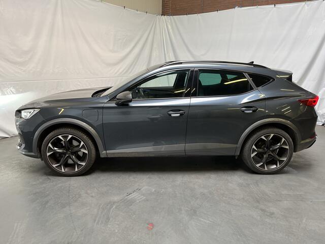 Cupra Formentor 1.4 e-Hybrid VZ Performance / AUTOMAAT/ 245 PK/ ELEKTR. STOEL/ ELEKTR. TREKHAAK/ KEYLESS/ 19" LMV/ ADAPT. CRUISE/ KEYLESS/ DIGITAL DASH/ PARK. SENSOREN + 360 CAMERA/ RIJ-MODI/ STOEL-STUUR VERWARM./ NAVI/ MATRIX/ DAB
