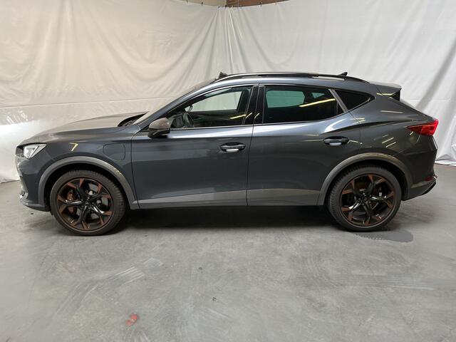 Cupra Formentor 1.4 e-Hybrid VZ Black Edition / AUTOMAAT/ PANO/ BREMBO/ CARBON KUIPSTOELEN/ LEER/ KEYLESS/ 19" LMV/ ADAPT. CRUISE/ KEYLESS/ DIGITAL DASH/ PARK. SENSOREN + 360 CAMERA/ RIJ-MODI/ STOEL-STUUR VERWARM./ NAVI/ MATRIX