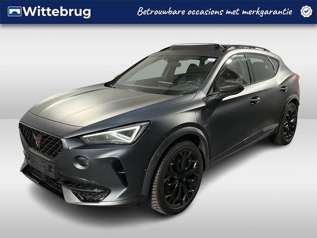 Cupra Formentor 1.4 e-Hybrid VZ Black Edition / 245 PK/ AUTOMAAT/ EXCUSIEVE LAK/ PANO/ LEDER/ MEMORY SEAT/ STOEL + STUUR VERWARM./ CAMERA/ KEYLESS/ RIJ-MODI/ NAVI/ FULL LINK/ 19'' LMV