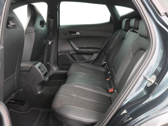 Cupra Formentor 1.4 eHybrid VZ | 245pk | Trekhaak | Stoelverwarming | Adaptive cruise | Carplay | Navigatie | Sfeerverlichting | Keyless | Half leder | Camera | Stuurverwarming | PHEV | Plug In