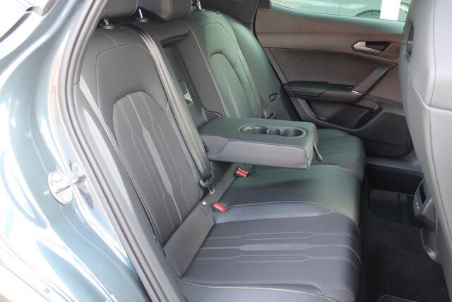 Cupra Formentor 1.4 e-Hybrid 245pk Performance DSG Automaat / Panorama dak / LM 19 inch / Navigatie / Camera / Park Assist / Wegkl trekhaak P4