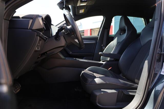 Cupra Formentor 1.4 e-Hybrid VZ Performance wegklapbare trekhaak, achteruitrijcamera, DCC, winterpakket stoelverwarming, park assist, precrash, schaal stoelen half leder, 19" LMV, Exclusive, side assist, acc, adaptieve cruise control, adaptief onderstel, keyless entry +