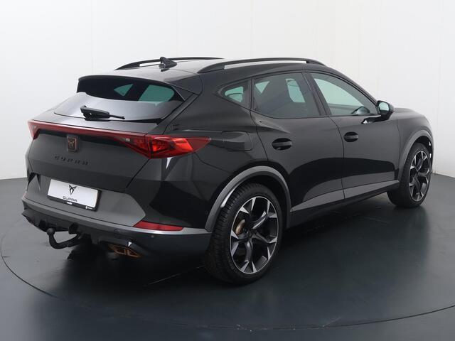 Cupra Formentor 1.4 e-Hybrid VZ | 245 PK | SoH 99% | Trekhaak | Adaptive Cruise Control | Achteruitrijcamera | Matrix LED | Dodehoek detectie | Keyless Entry | Navigatiesysteem | Stuur- & Stoelverwarming | Apple Carplay / Android Auto |