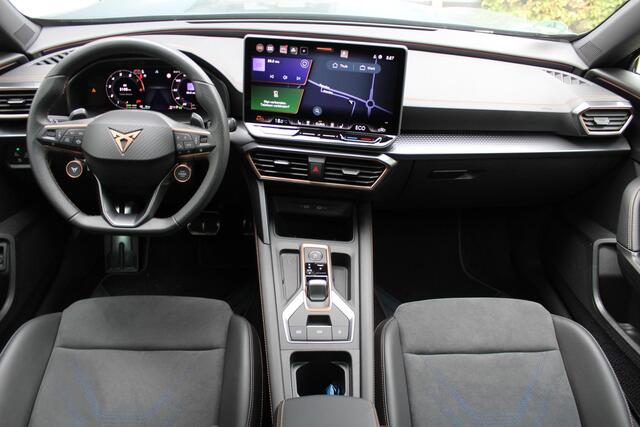Cupra Formentor 1.5 TSI e-Hybrid VZ Performance 272pk | SoH 100% | Panorama dak | Elektrisch wegklapbare trekhaak | Sennheiser audiosysteem | Stoel/stuur verwarming | Elektrisch verstelbare stoel met memory | 360° Camera | Elektrische kofferbakklep | Keyless entry/start | Adaptive cruise controle | Schakelflippers | Apple CarPlay/Android Auto | Draadloze telefoonlader | Climate controle | Navigatie | Sfeerverli