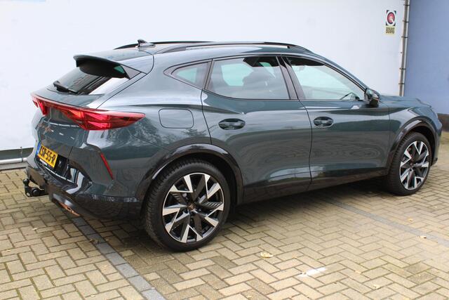 Cupra Formentor 1.5 TSI e-Hybrid VZ Performance 272pk | SoH 100% | Panorama dak | Elektrisch wegklapbare trekhaak | Sennheiser audiosysteem | Stoel/stuur verwarming | Elektrisch verstelbare stoel met memory | 360° Camera | Elektrische kofferbakklep | Keyless entry/start | Adaptive cruise controle | Schakelflippers | Apple CarPlay/Android Auto | Draadloze telefoonlader | Climate controle | Navigatie | Sfeerverli