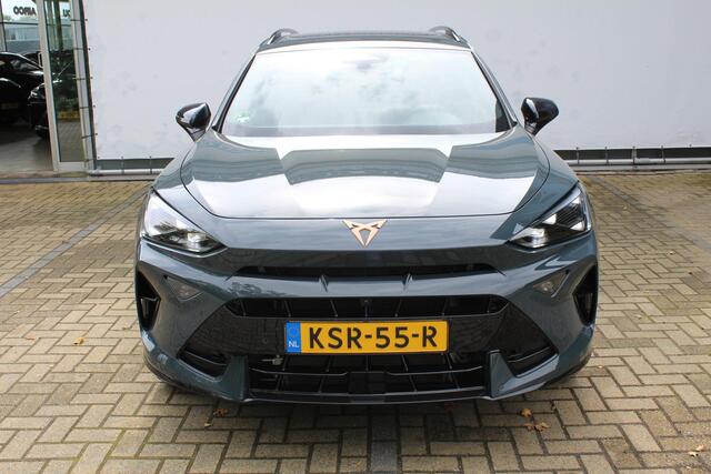 Cupra Formentor 1.5 TSI e-Hybrid VZ Performance 272pk | SoH 100% | Panorama dak | Elektrisch wegklapbare trekhaak | Sennheiser audiosysteem | Stoel/stuur verwarming | Elektrisch verstelbare stoel met memory | 360° Camera | Elektrische kofferbakklep | Keyless entry/start | Adaptive cruise controle | Schakelflippers | Apple CarPlay/Android Auto | Draadloze telefoonlader | Climate controle | Navigatie | Sfeerverli