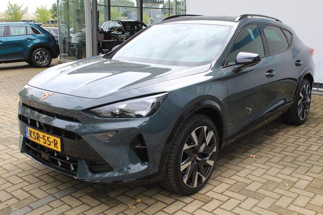 Cupra Formentor 1.5 TSI e-Hybrid VZ Performance 272pk | SoH 100% | Panorama dak | Elektrisch wegklapbare trekhaak | Sennheiser audiosysteem | Stoel/stuur verwarming | Elektrisch verstelbare stoel met memory | 360° Camera | Elektrische kofferbakklep | Keyless entry/start | Adaptive cruise controle | Schakelflippers | Apple CarPlay/Android Auto | Draadloze telefoonlader | Climate controle | Navigatie | Sfeerverli