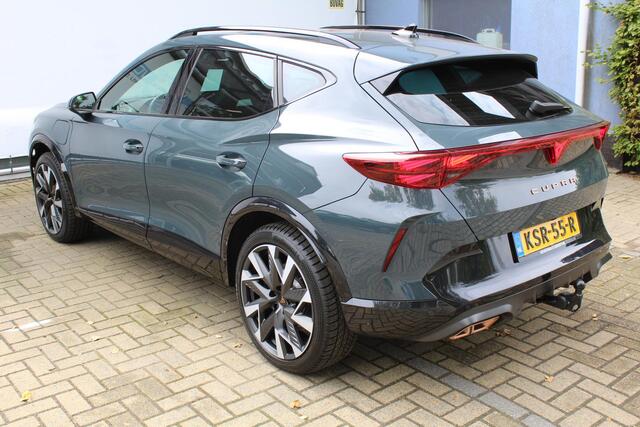 Cupra Formentor 1.5 TSI e-Hybrid VZ Performance 272pk | SoH 100% | Panorama dak | Elektrisch wegklapbare trekhaak | Sennheiser audiosysteem | Stoel/stuur verwarming | Elektrisch verstelbare stoel met memory | 360° Camera | Elektrische kofferbakklep | Keyless entry/start | Adaptive cruise controle | Schakelflippers | Apple CarPlay/Android Auto | Draadloze telefoonlader | Climate controle | Navigatie | Sfeerverli