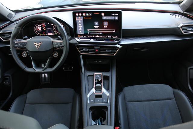 Cupra Formentor 1.5 TSI e-Hybrid VZ Performance 272pk | SoH 100% | Panorama dak | Elektrisch wegklapbare trekhaak | Stoel/stuur verwarming | Elektrisch verstelbare stoel met memory | 360° Camera | Elektrische kofferbakklep | Keyless entry/start | Adaptive cruise controle | Schakelflippers | Apple CarPlay/Android Auto | Draadloze telefoonlader | Climate controle | Navigatie | Sfeerverlichting