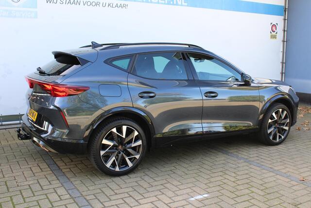 Cupra Formentor 1.5 TSI e-Hybrid VZ Performance 272pk | SoH 100% | Panorama dak | Elektrisch wegklapbare trekhaak | Stoel/stuur verwarming | Elektrisch verstelbare stoel met memory | 360° Camera | Elektrische kofferbakklep | Keyless entry/start | Adaptive cruise controle | Schakelflippers | Apple CarPlay/Android Auto | Draadloze telefoonlader | Climate controle | Navigatie | Sfeerverlichting
