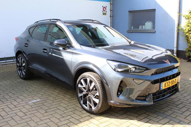 Cupra Formentor 1.5 TSI e-Hybrid VZ Performance 272pk | SoH 100% | Panorama dak | Elektrisch wegklapbare trekhaak | Stoel/stuur verwarming | Elektrisch verstelbare stoel met memory | 360° Camera | Elektrische kofferbakklep | Keyless entry/start | Adaptive cruise controle | Schakelflippers | Apple CarPlay/Android Auto | Draadloze telefoonlader | Climate controle | Navigatie | Sfeerverlichting